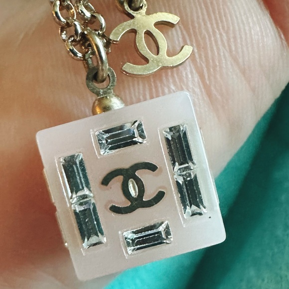 CHANEL Resin Baguette Crystal Geometric
Square CC Necklace Rose Pink - Picture 8 of 8